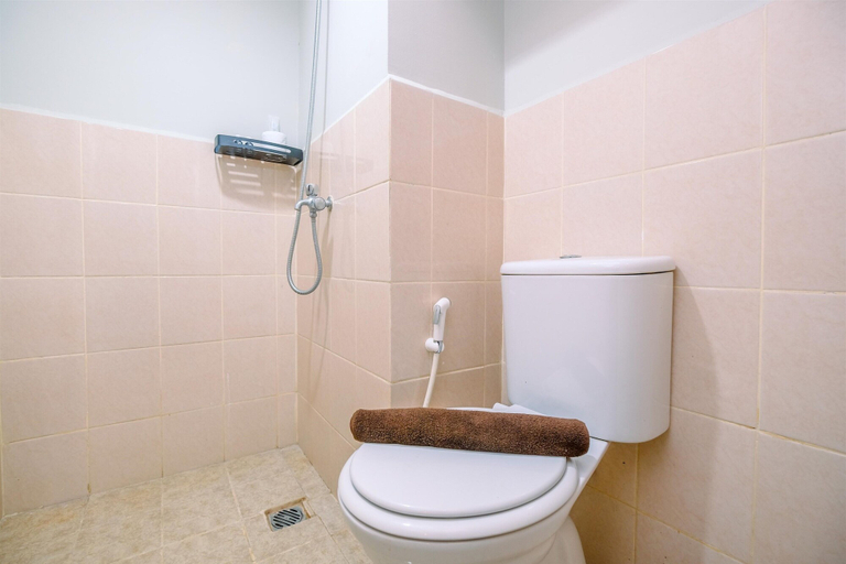 Bathroom 3, Nice and Homey 2BR at Podomoro Golf View Apartment, Bogor