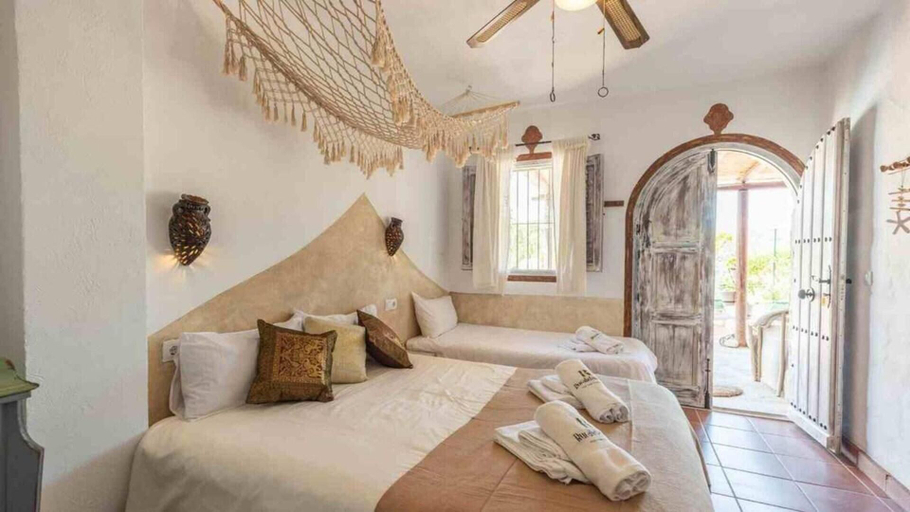 Room 5, 7 Bed Villa - Sleeps 14 - Pool - Hottub - Parking, Málaga