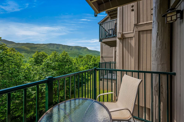 Room 3, Private Balcony w Views Heated Pool Full Kitchen, Sevier