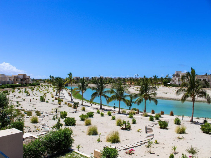 Room 4, Stylish Lagoon View Escape With Balcony, Taqah