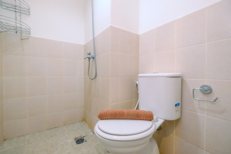 Bathroom 3, Homey and Restful 2BR Podomoro Golf View Apartment, Bogor