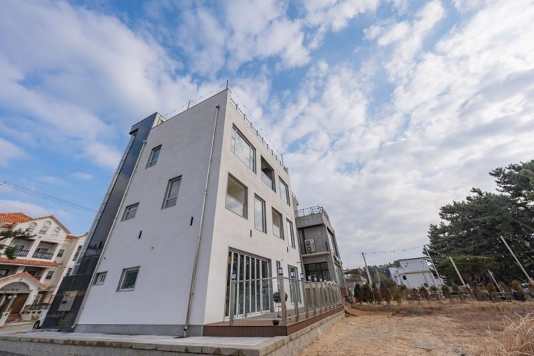 Others 2, Taean Hadden Stay, Taean