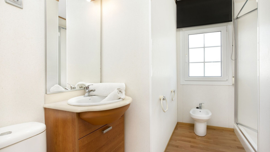 Room 3, Araceli in Vidreres With 3 Bedrooms and 2 Bathrooms, Girona