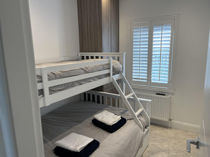 Room 5, Cottage-sleeps 5-parking-near Beach-fireplace
