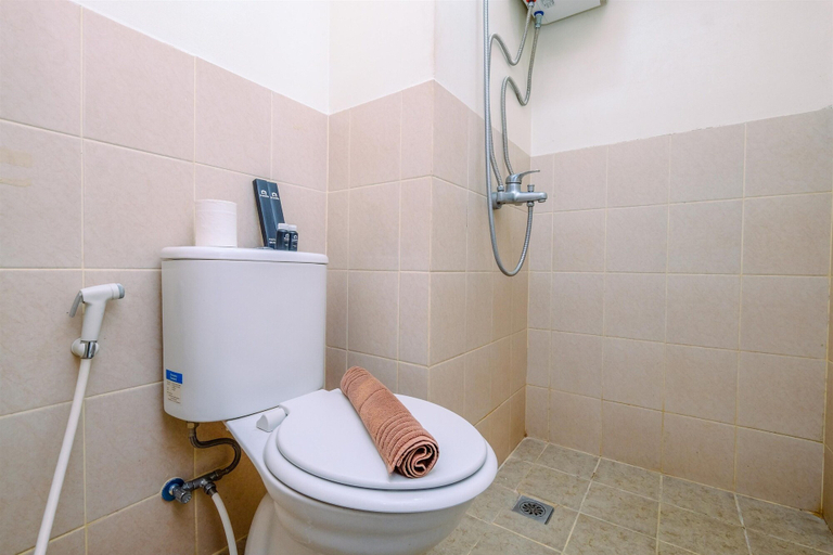 Bathroom 3, Nice and Modern 2BR at Podomoro Golf View Apartment, Bogor