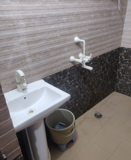 Bathroom 5, Giriraj kripa, Mathura