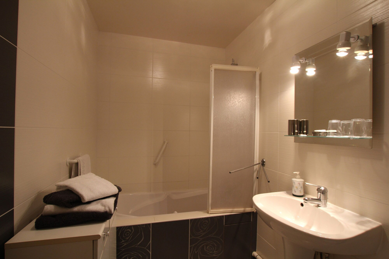Bathroom, La Grange de Georges, Pyrénées-Atlantiques