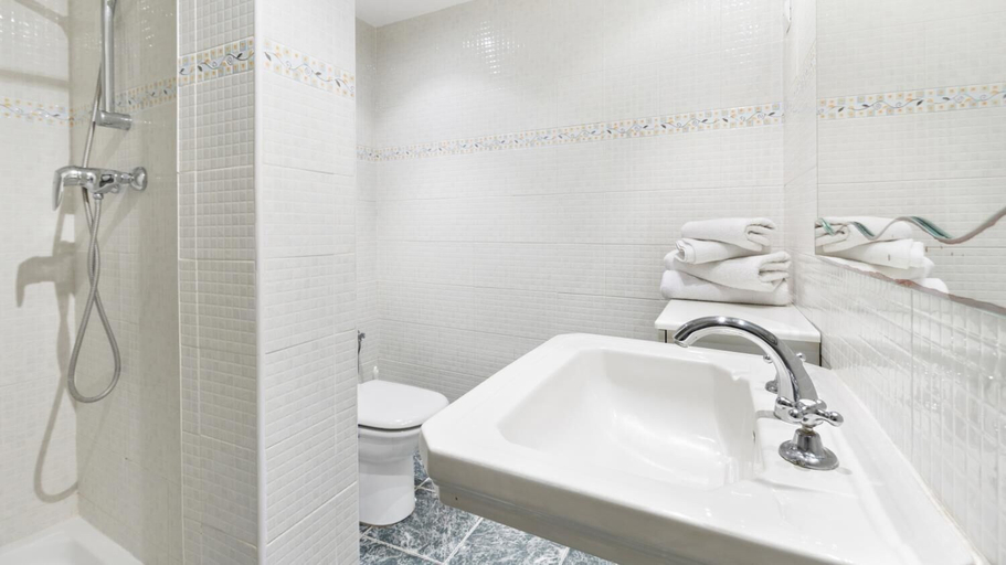 Room 5, Peral in Llafranc With 2 Bedrooms and 2 Bathrooms, Girona