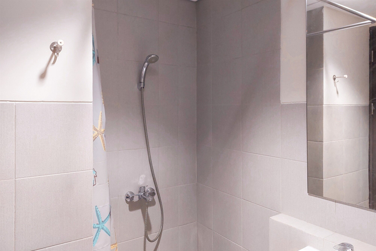 Bathroom 3, Cozy Studio Apartment at Bintaro Icon, South Tangerang