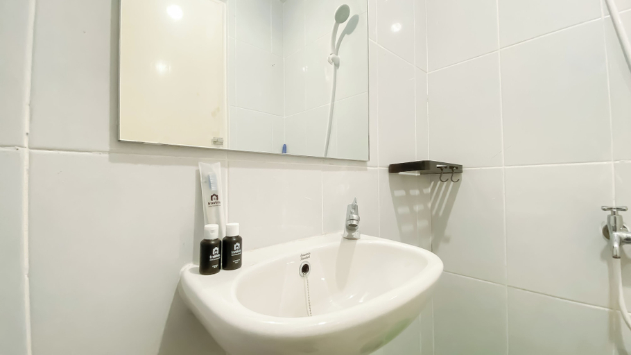 Bathroom 3, New Comfy Studio Apartment at Tokyo Riverside, Tangerang