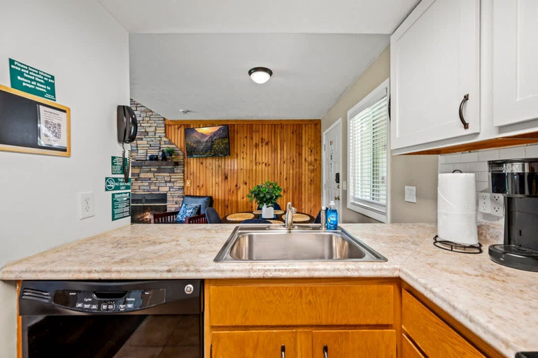 Room 4, Indoor Pool Mountain Views Hot Tub Sleeps 6, Sevier