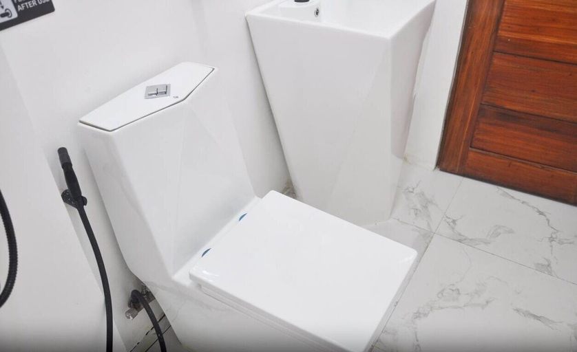 Bathroom 3, Palazzo Olympu Guest House, Bantay