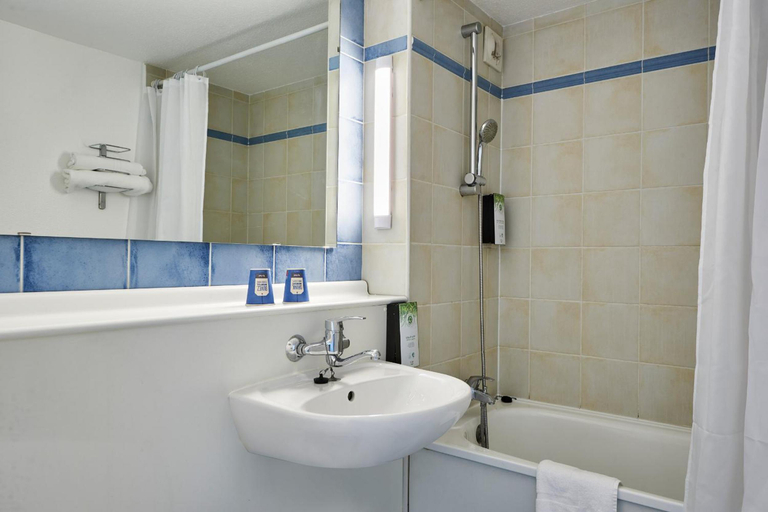 Bathroom, Kyriad Tarbes - Bastillac, Hautes-Pyrénées