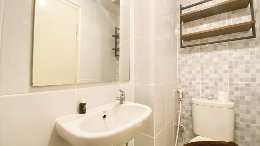 Bathroom 3, Good Choice and Comfy Studio Tokyo Riverside PIK 2 Apartment, Tangerang