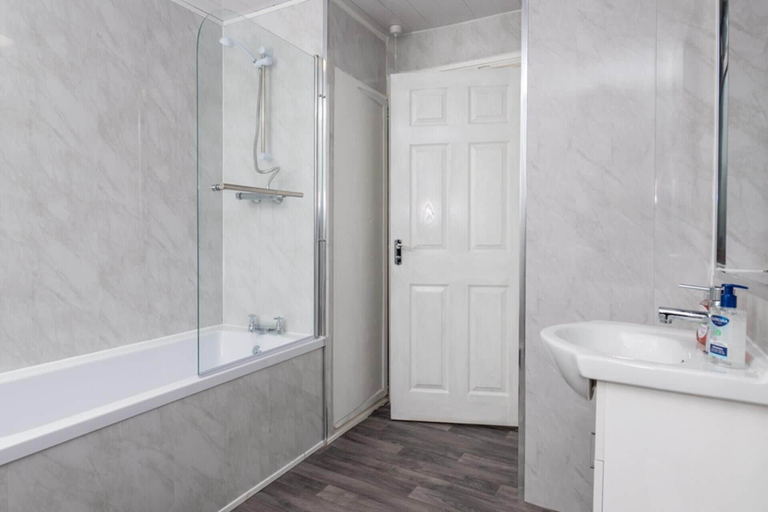 Bathroom 2, 4-bed - Sleeps 8- Free Parking - Pet Friendly, Stoke-on-Trent