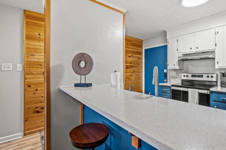 Room 4, Two Bed Room Condo Mountain Views Indoor Pool, Sevier