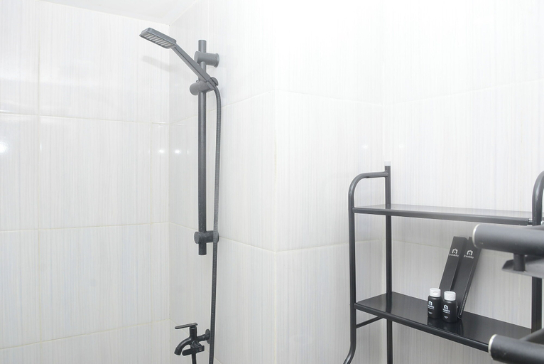 Bathroom 3, Comfort 1BR with Minimalist Design at Podomoro Golf View Apartment, Bogor