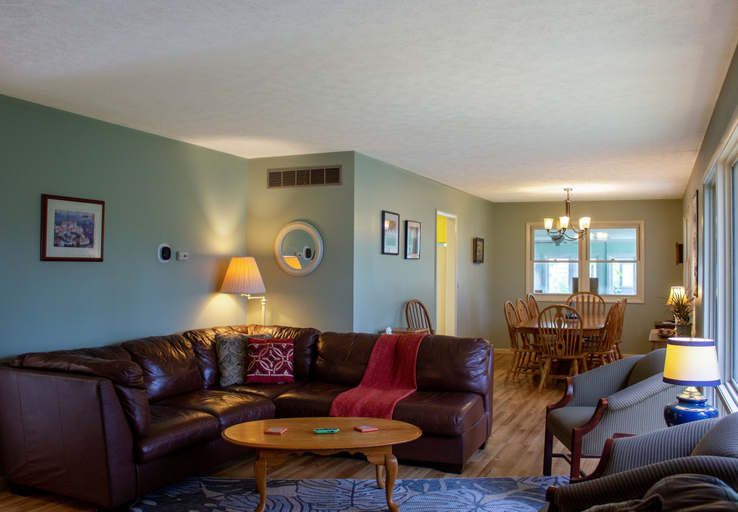 Room 2, Huge Manor w Indoor Hot Tub and Pool Table, Monroe
