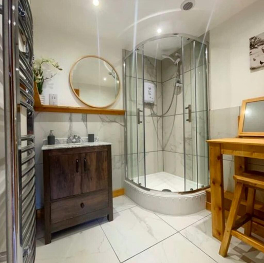Bathroom, Captivating 1-bed Cabin in Newmarket, Cambridgeshire