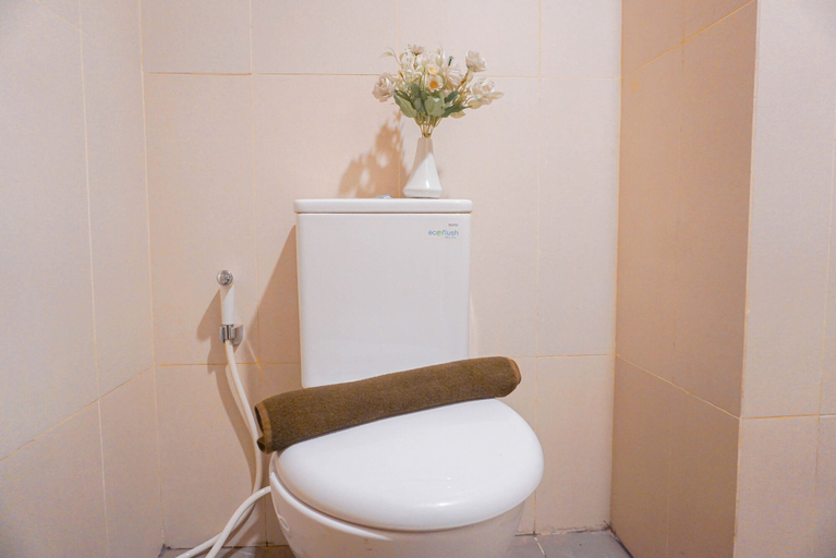 Bathroom 5, Comfortable Studio Room at LRT City Jatibening, Bekasi