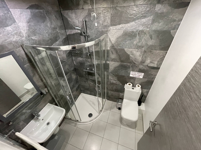Bathroom 4, Ilford Hotel Goodmayes, London