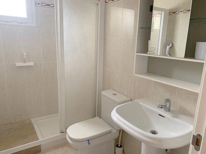 Bathroom, Room in Apartment - Apartment for 4-5 people 70 m from the beach, Tarragona