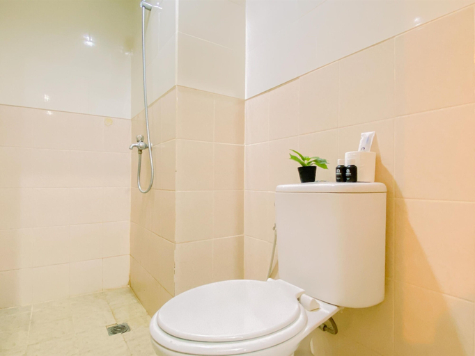 Bathroom 3, Well Furnished and Comfy 3BR Podomoro Golf View Apartment, Bogor