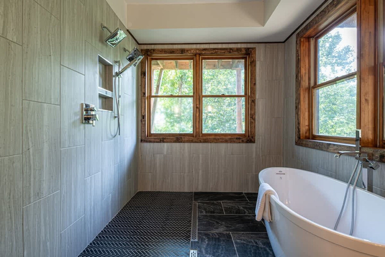 Room 2, Pet-friendly Hot Tub Soaker Tub Grill Full Kitchen, Sevier