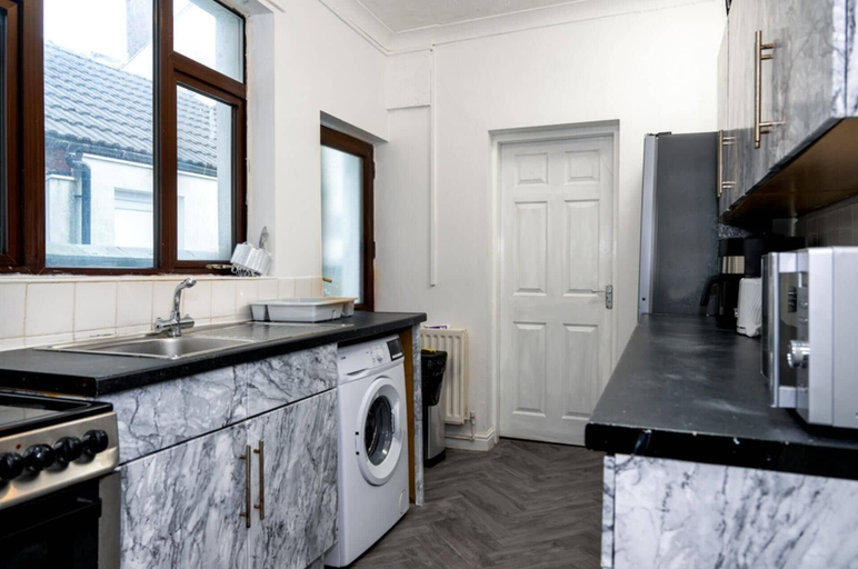 Private kitchen 5, 4-bed - Sleeps 8- Free Parking - Pet Friendly, Stoke-on-Trent