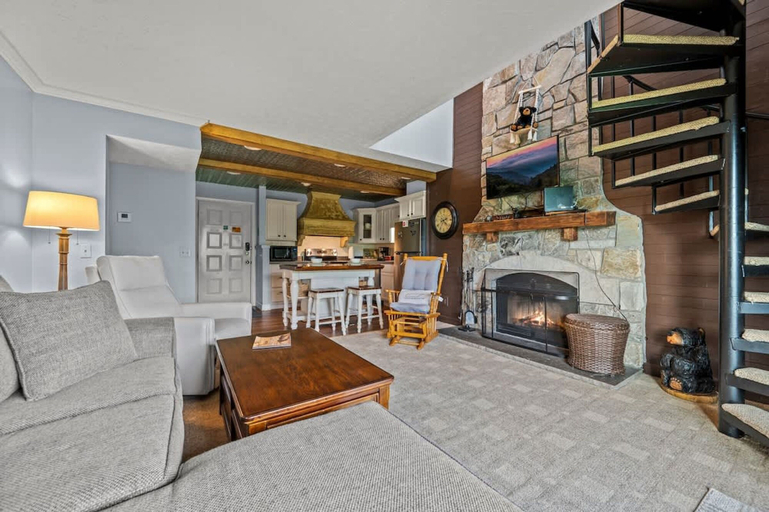 Room 2, Sleeps 6 Pool Playground Mountain Views Hot Tub, Sevier