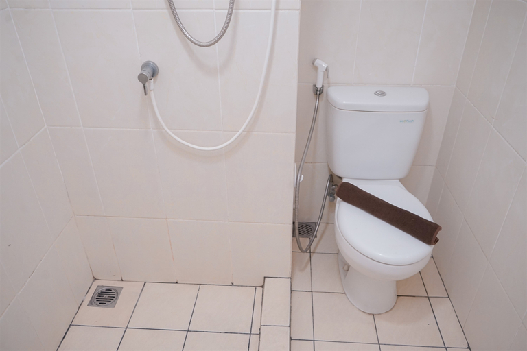 Bathroom 5, Spacious and Nice 3BR Apartment at M-Town Residence By Travelio, Tangerang