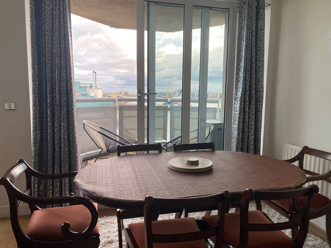 Dining, 2 Bed Flat - Sleeps 4 - Parking - Wifi, London