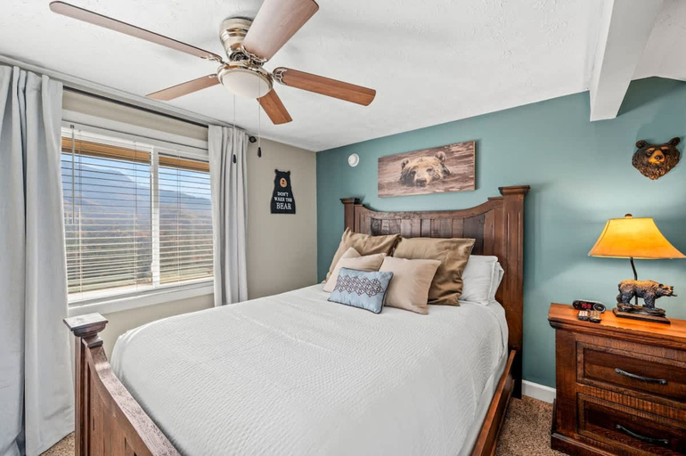 Room 4, Sleeps 6 Mountain Views Shared Resort Amenities, Sevier