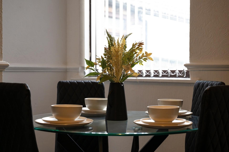 Dining 3, 4-bed - Sleeps 8- Free Parking - Pet Friendly, Stoke-on-Trent