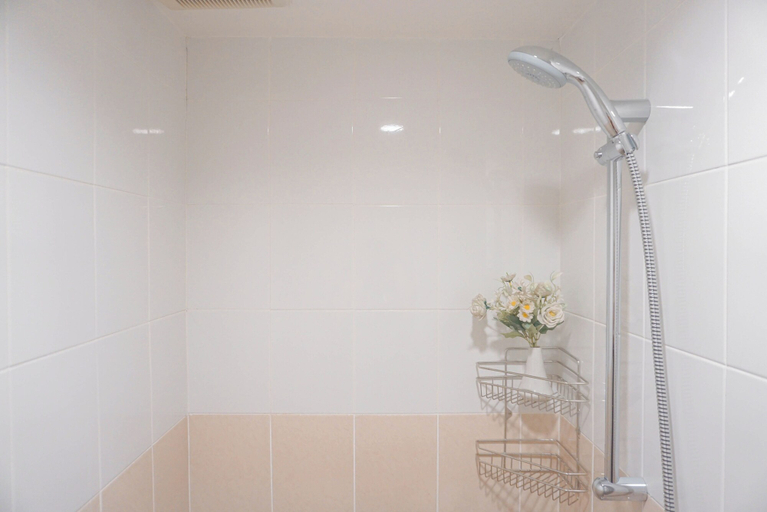 Bathroom 3, Modern Furnished and Homey 2BR at Podomoro Golf View Apartment, Bogor