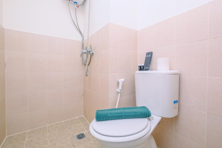 Bathroom 3, Classic and Minimalist 2BR at Podomoro Golf View Apartment, Bogor
