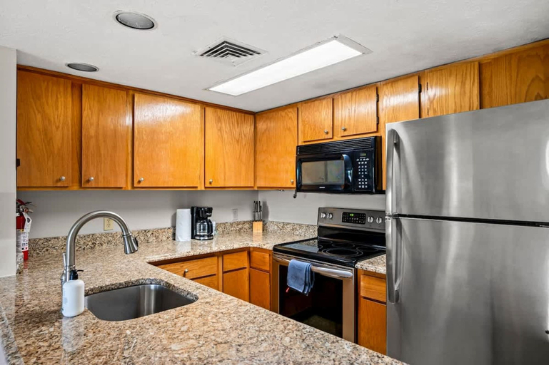 Room 4, Sleeps 6 Indoor Pool Playground Hot Tub, Sevier