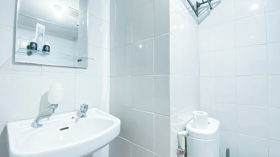 Bathroom 3, Cozy and Best Deal Studio Apartment Amethyst, Central Jakarta