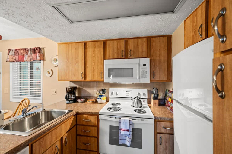 Room 3, Hot Tub Heated Pool Mountain Views Sleeps 6, Sevier