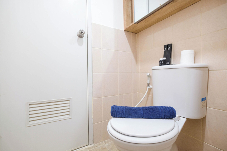 Bathroom 3, Modern and Cozy 2BR Podomoro Golf View Apartment, Bogor