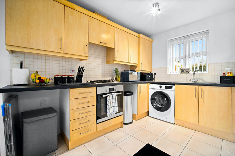 Private kitchen 5, House - Sleeps 6, Garden & Free Parking, Sandwell