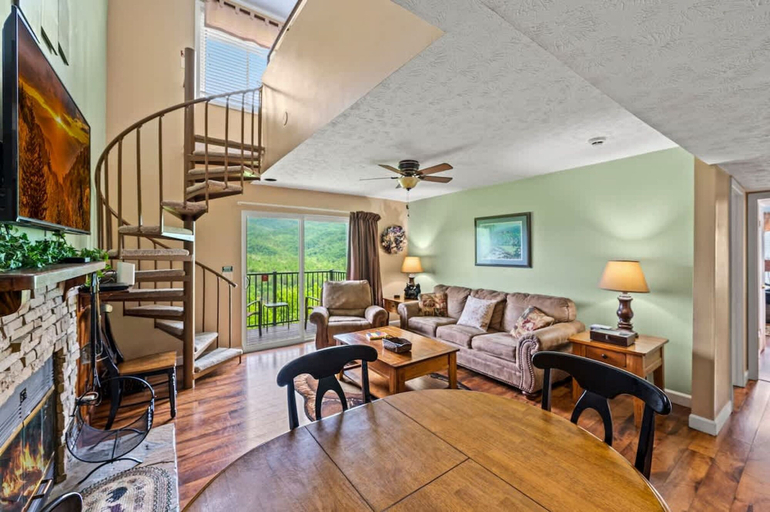Room 3, Sleeps 8 Pool Playground Mountain Views Hot Tub, Sevier