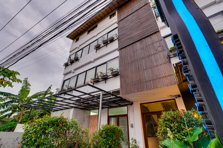 Exterior & Views