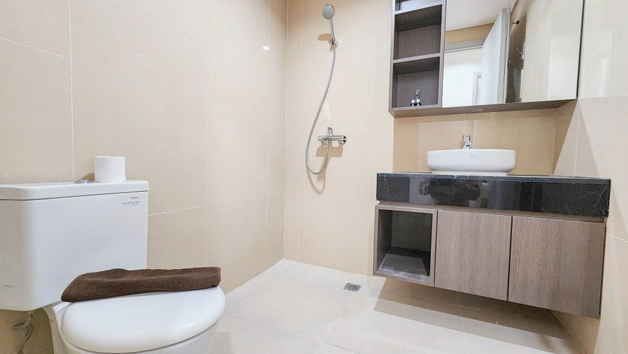 Bathroom 3, Spacious Combined 3BR Grand Sungkono Lagoon Apartment, Surabaya