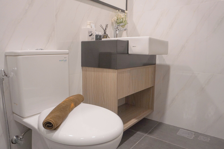 Bathroom 5, Cozy and Minimalist Studio Room at Ciputra World 2 Apartment, Jakarta Selatan