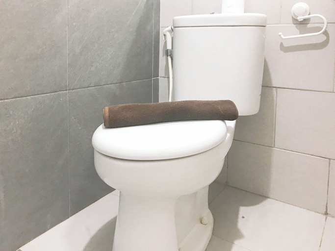 Bathroom 5, Modern and Comfortable Studio at Benson Supermall Mansion Apartment, Surabaya