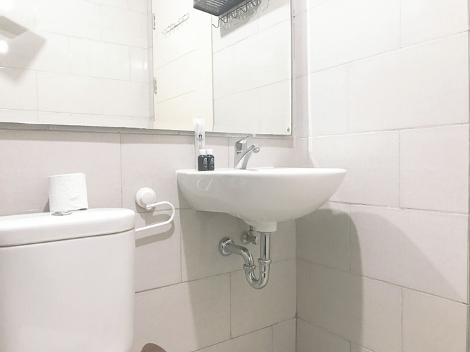 Bathroom 2, Modern and Comfortable Studio at Benson Supermall Mansion Apartment, Surabaya