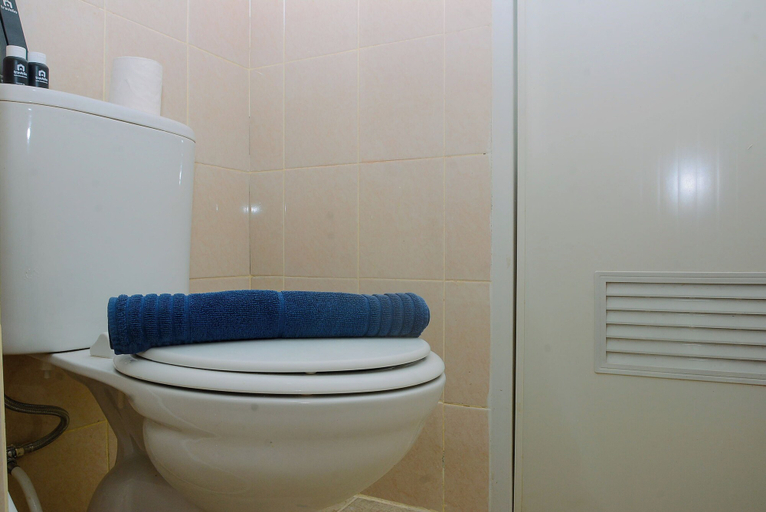 Bathroom, Comfort Living Podomoro Golf View Apartment 2BR, Bogor