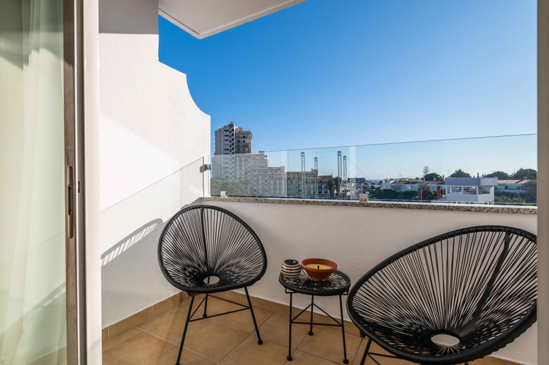 Room 5, Montechoro Sea View 3 Bedroom Apartment, Albufeira
