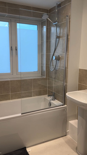 Bathroom, Cozy City Apartment in Rainham, London
